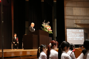 歓迎の言葉を述べる林学長