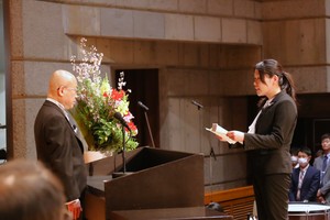 宣誓する大学院入学生代表