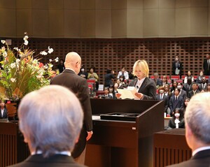 宣誓する大学院入学生代表