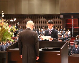 宣誓する学部入学生代表