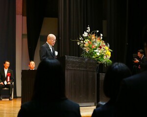 歓迎の言葉を述べる林学長