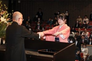 学位記を授与される修了生代表