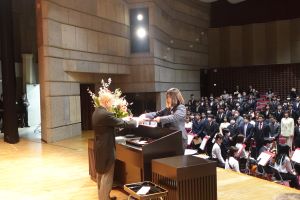 学位記を授与される修了生代表