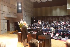 卒業証書・学位記を授与される卒業生代表