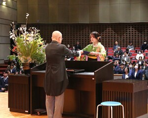 学位記を授与される修了生代表