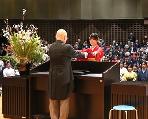 答辞を述べる卒業生代表