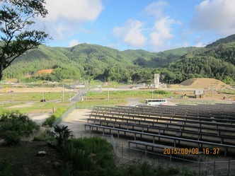 避難した山中から望む小学校跡