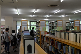 附属図書館見学