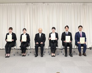 記念撮影学長と学生