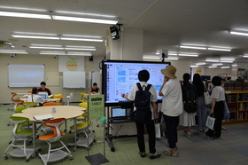 附属図書館見学