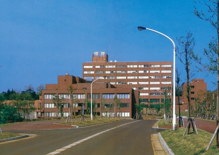 開学初期 大学正面